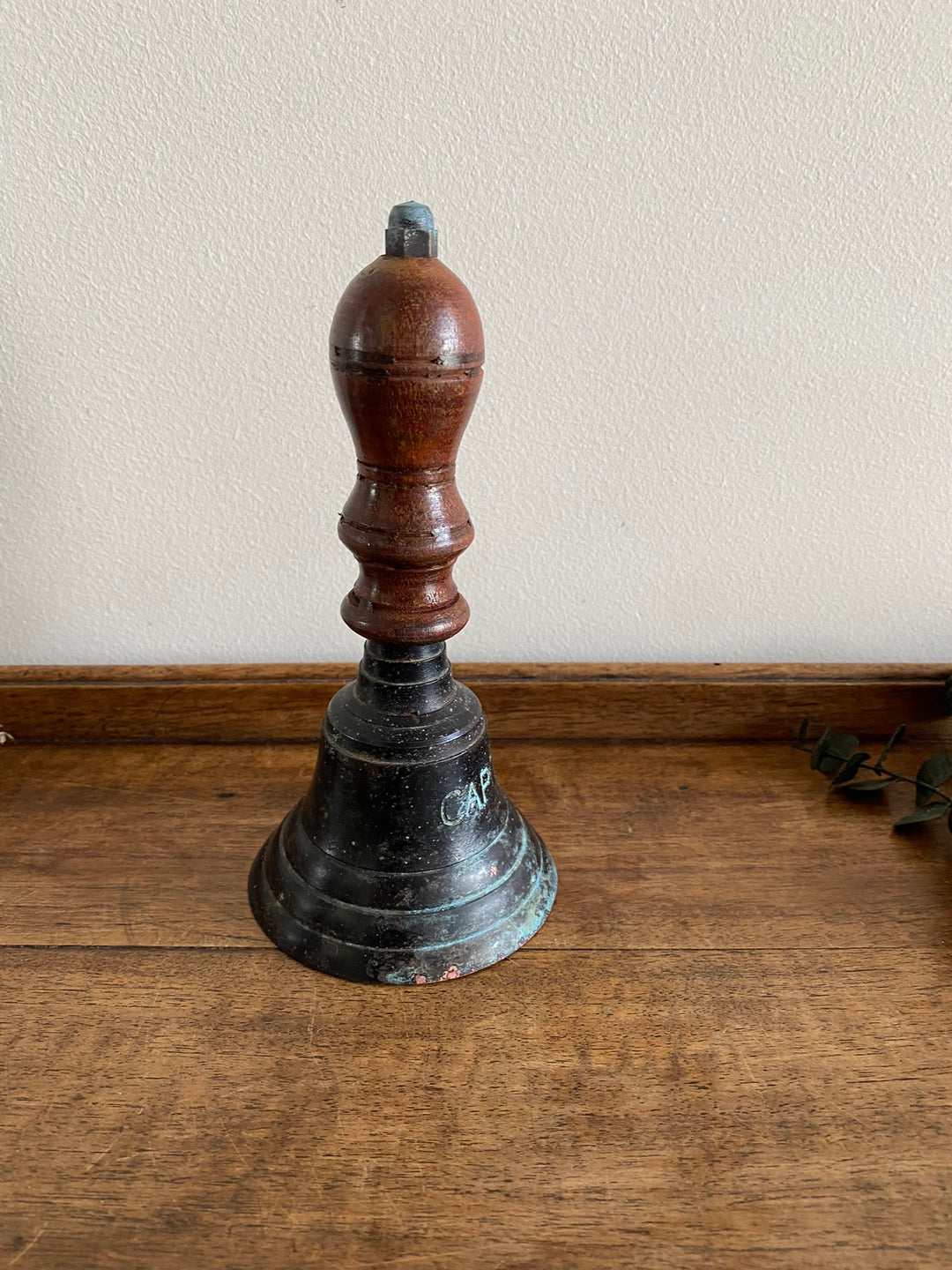 Cloche en bois et métal Captain's table