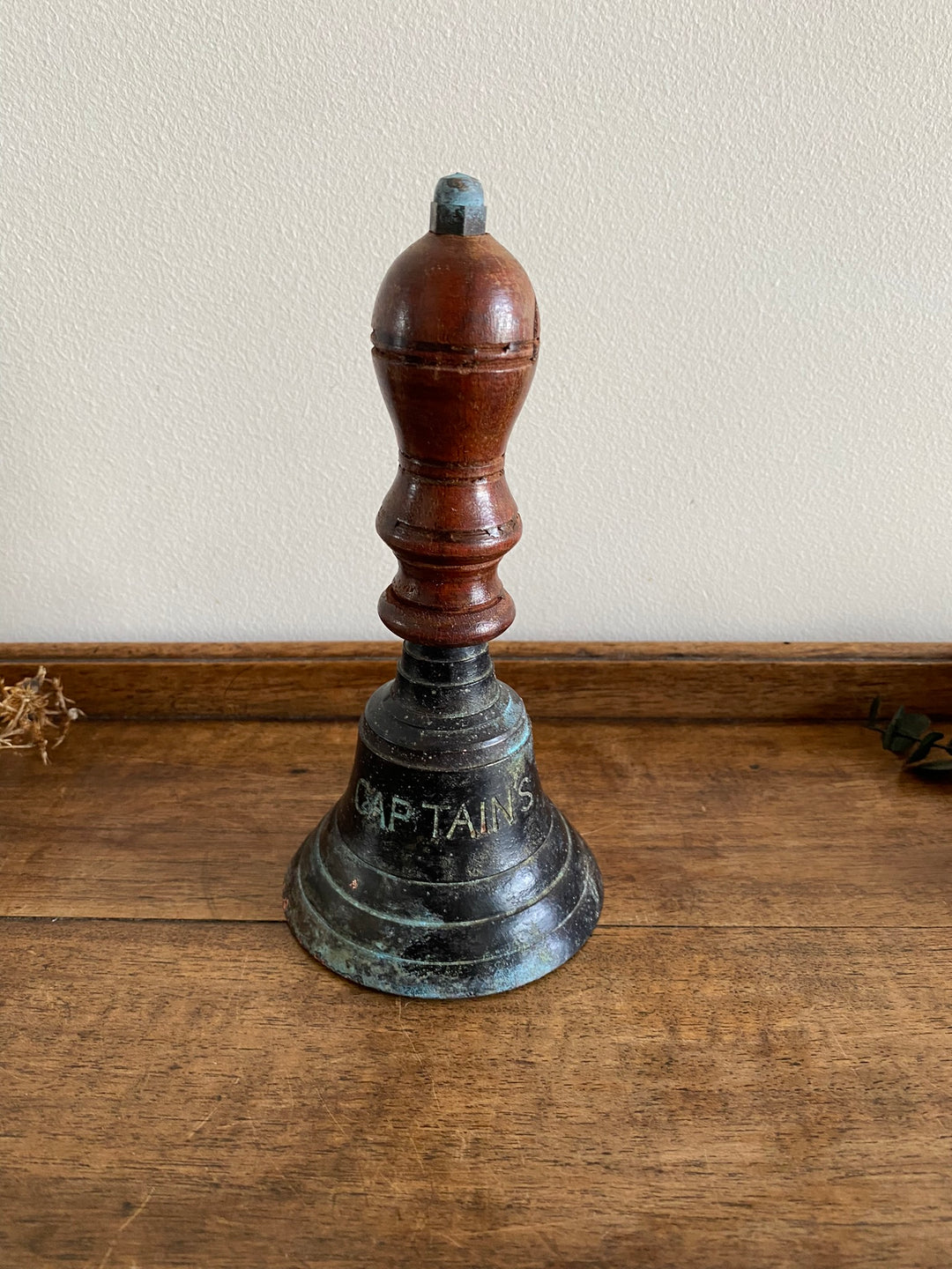 Cloche en bois et métal Captain's table