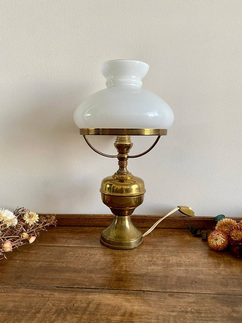 Lampe en laiton doré et opaline blanche