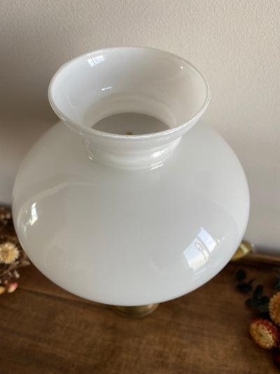 Lampe en laiton doré et opaline blanche