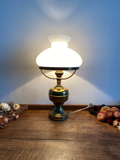 Lampe en laiton doré et opaline blanche