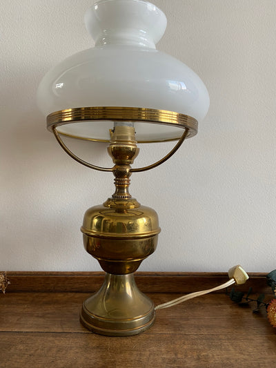 Lampe en laiton doré et opaline blanche