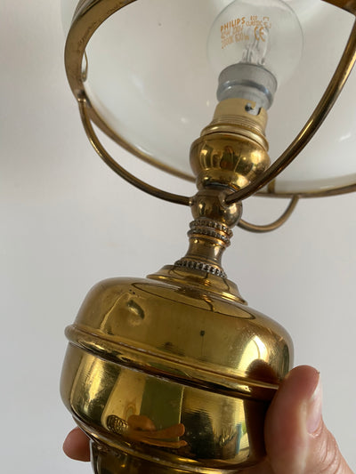 Lampe en laiton doré et opaline blanche