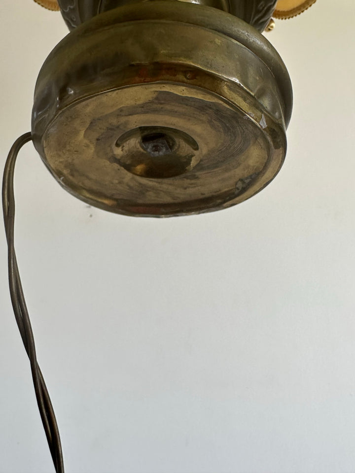 Lampe en laiton abat-jour en parchemin galon de soie