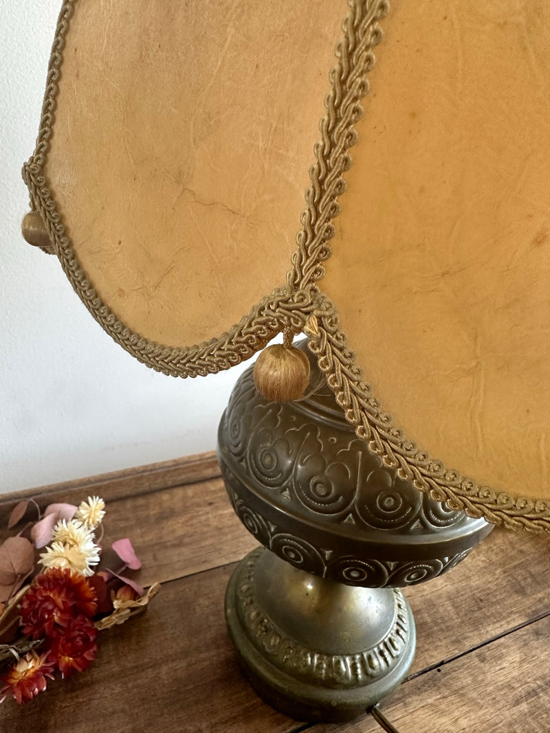 Lampe Art Nouveau en laiton ancien avec abat-jour en verre marbré - Décoration Lampe Art Nouveau en laiton ancien avec abat-jour en verre marbré - Décoration