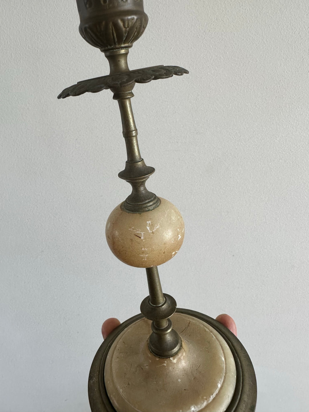 Bougeoirs en laiton et albâtre collerette