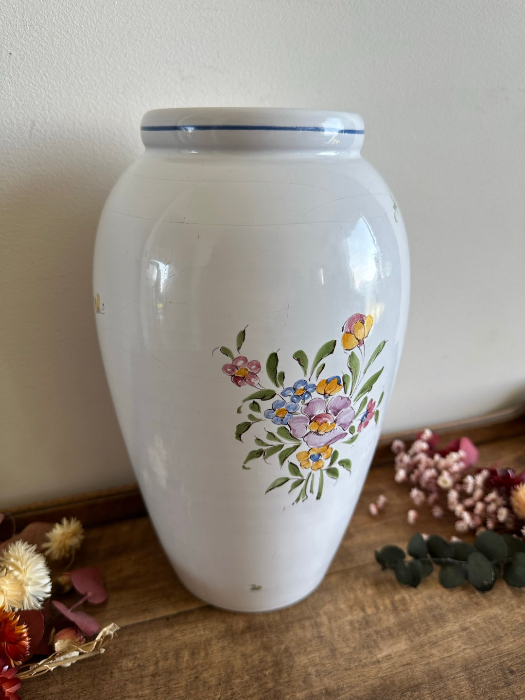 Vase en porcelaine blanche Moustier fleurs jaunes