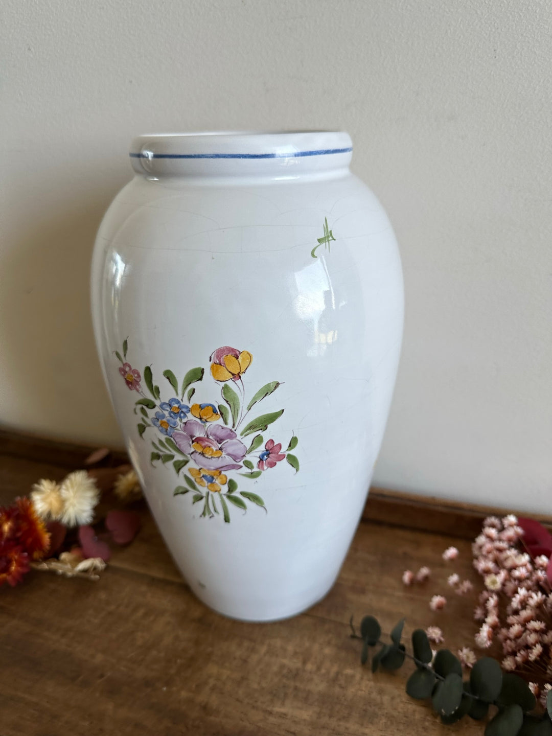 Vase en porcelaine blanche Moustier fleurs jaunes