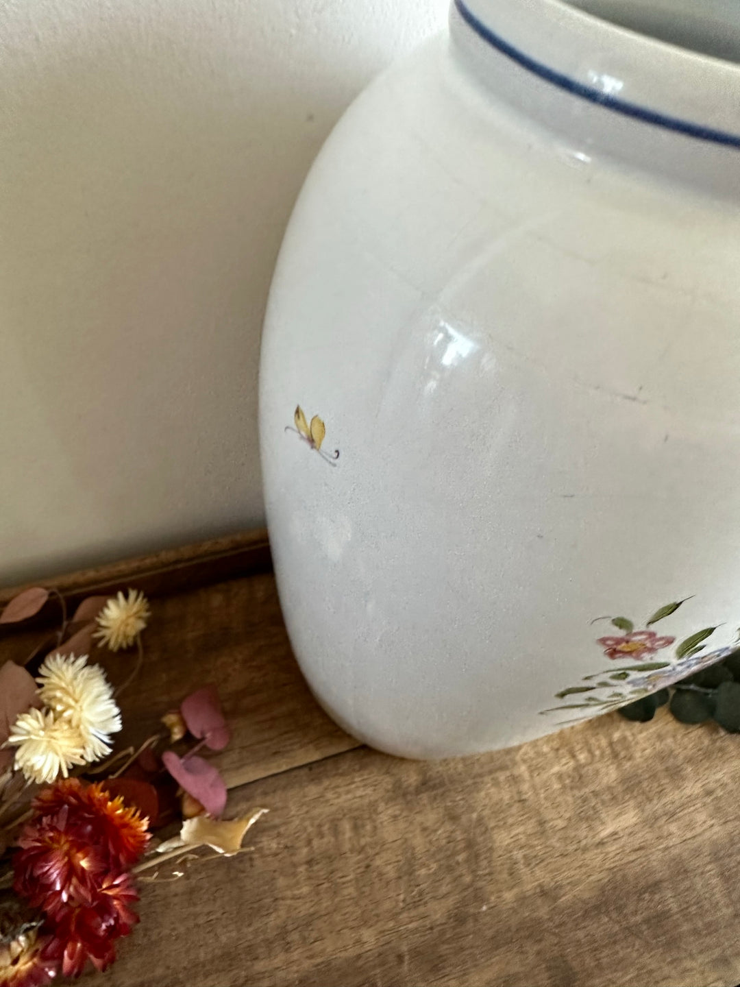 Vase en porcelaine blanche Moustier fleurs jaunes