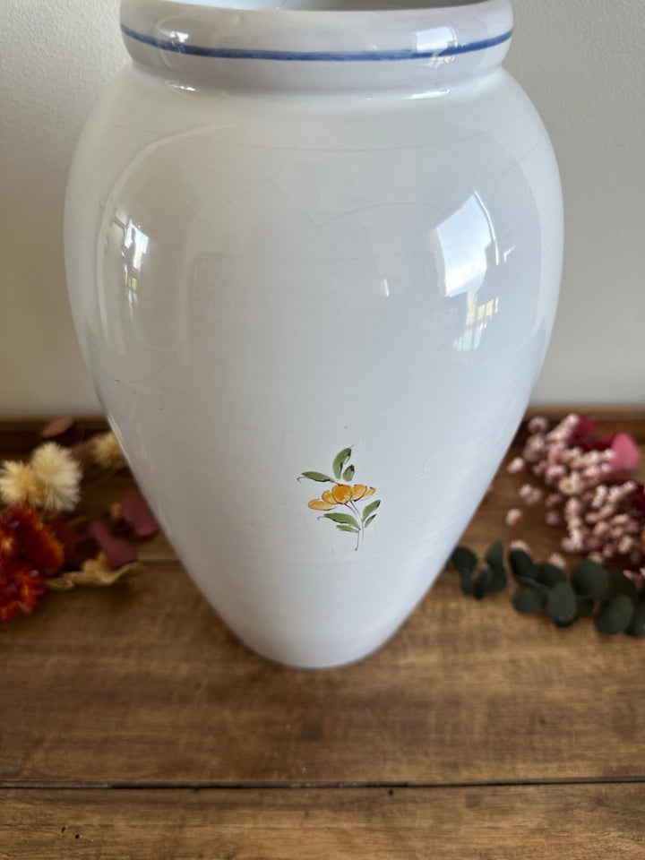 Vase en porcelaine blanche Moustier fleurs jaunes