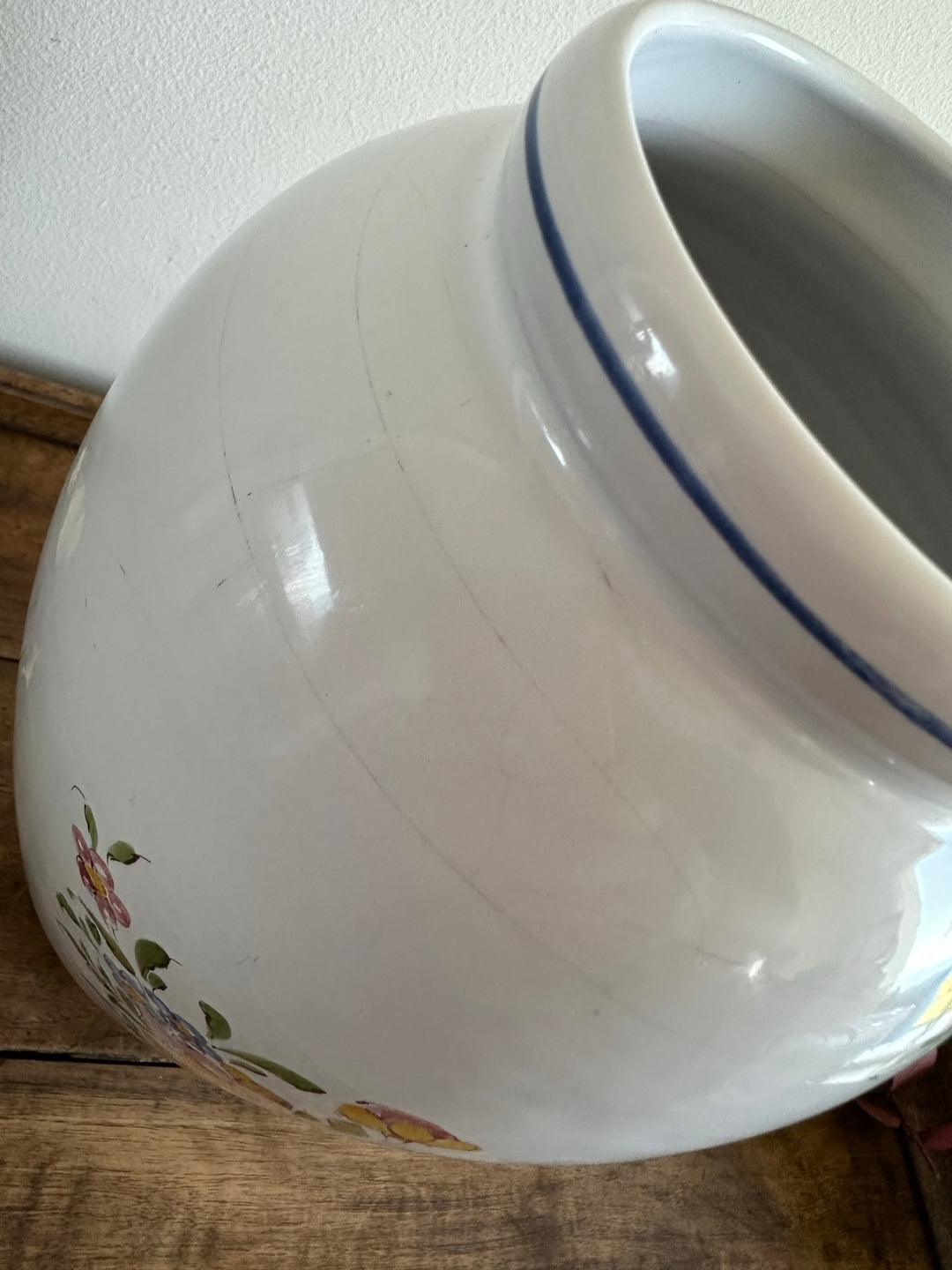 Vase en porcelaine blanche Moustier fleurs jaunes