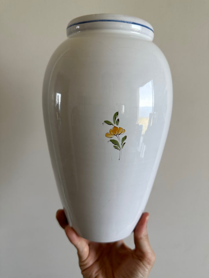 Vase en porcelaine blanche Moustier fleurs jaunes