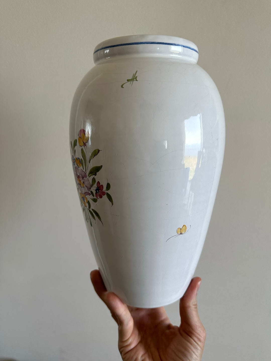 Vase en porcelaine blanche Moustier fleurs jaunes