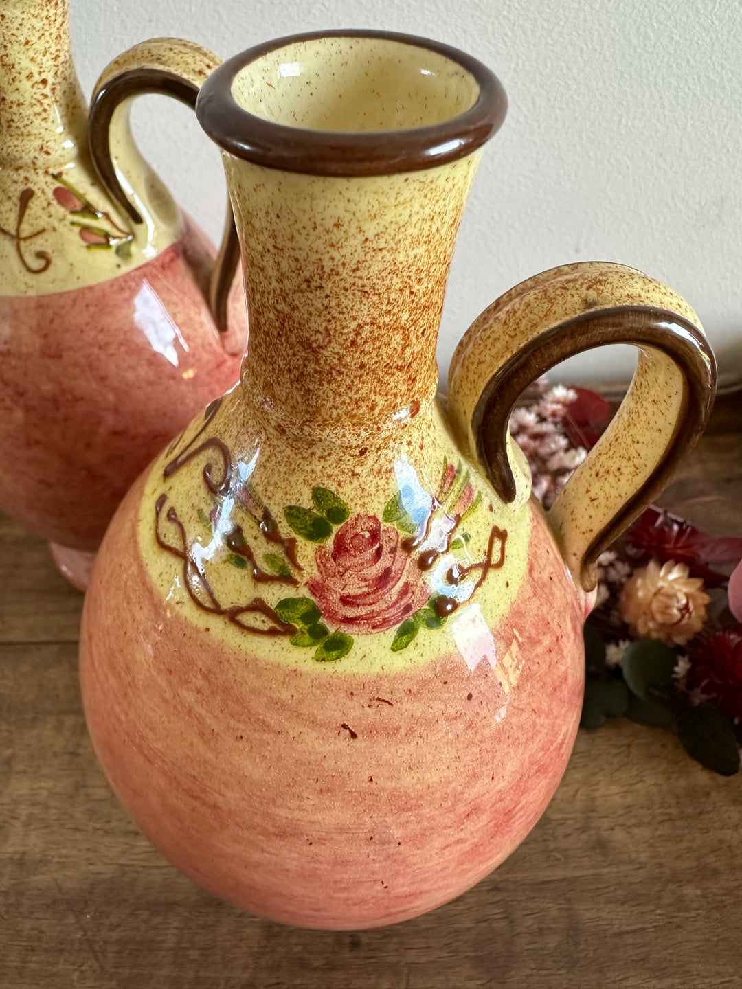 Pot à huile et à vinaigre en céramique vernis rose et jaune avec anse