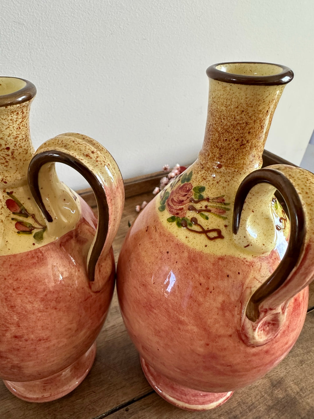 Pot à huile et à vinaigre en céramique vernis rose et jaune avec anse