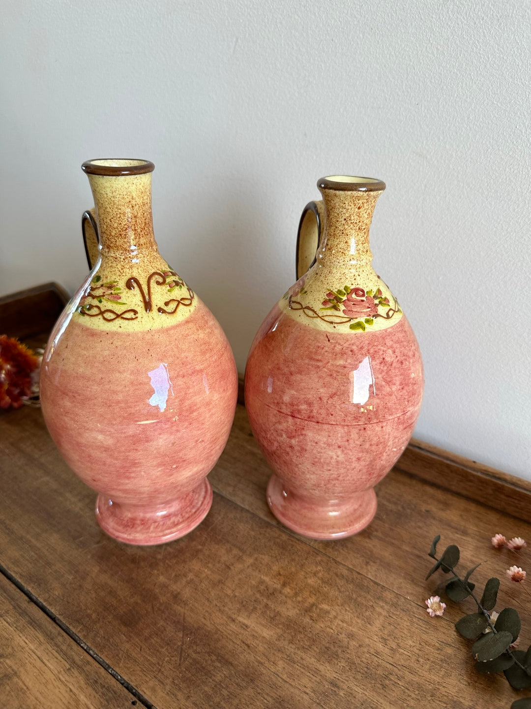 Pot à huile et à vinaigre en céramique vernis rose et jaune avec anse