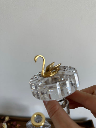 Carafe décanteur en cristal moulé bouchon cygne doré