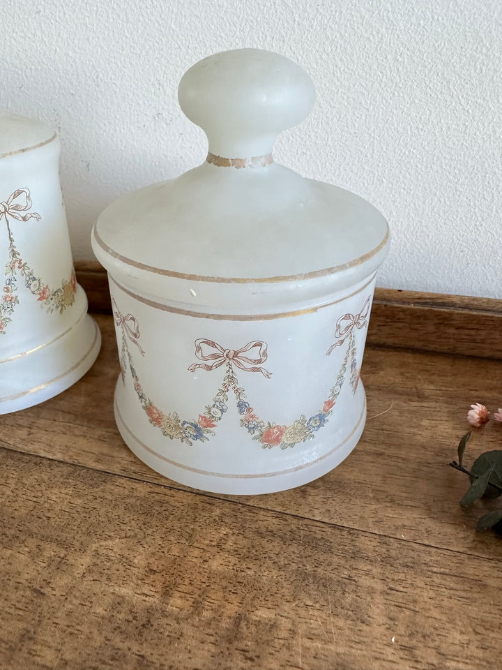 Flacons de salle de bain en opaline blanche années 1950.