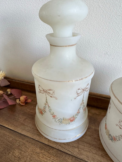 Flacons de salle de bain en opaline blanche années 1950.