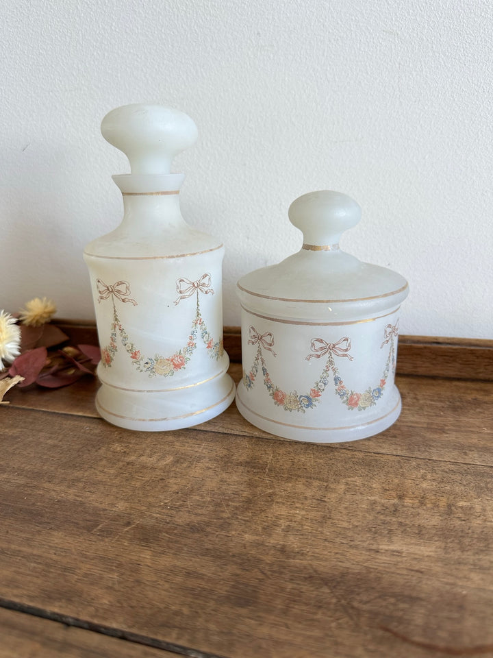 Flacons de salle de bain en opaline blanche années 1950.