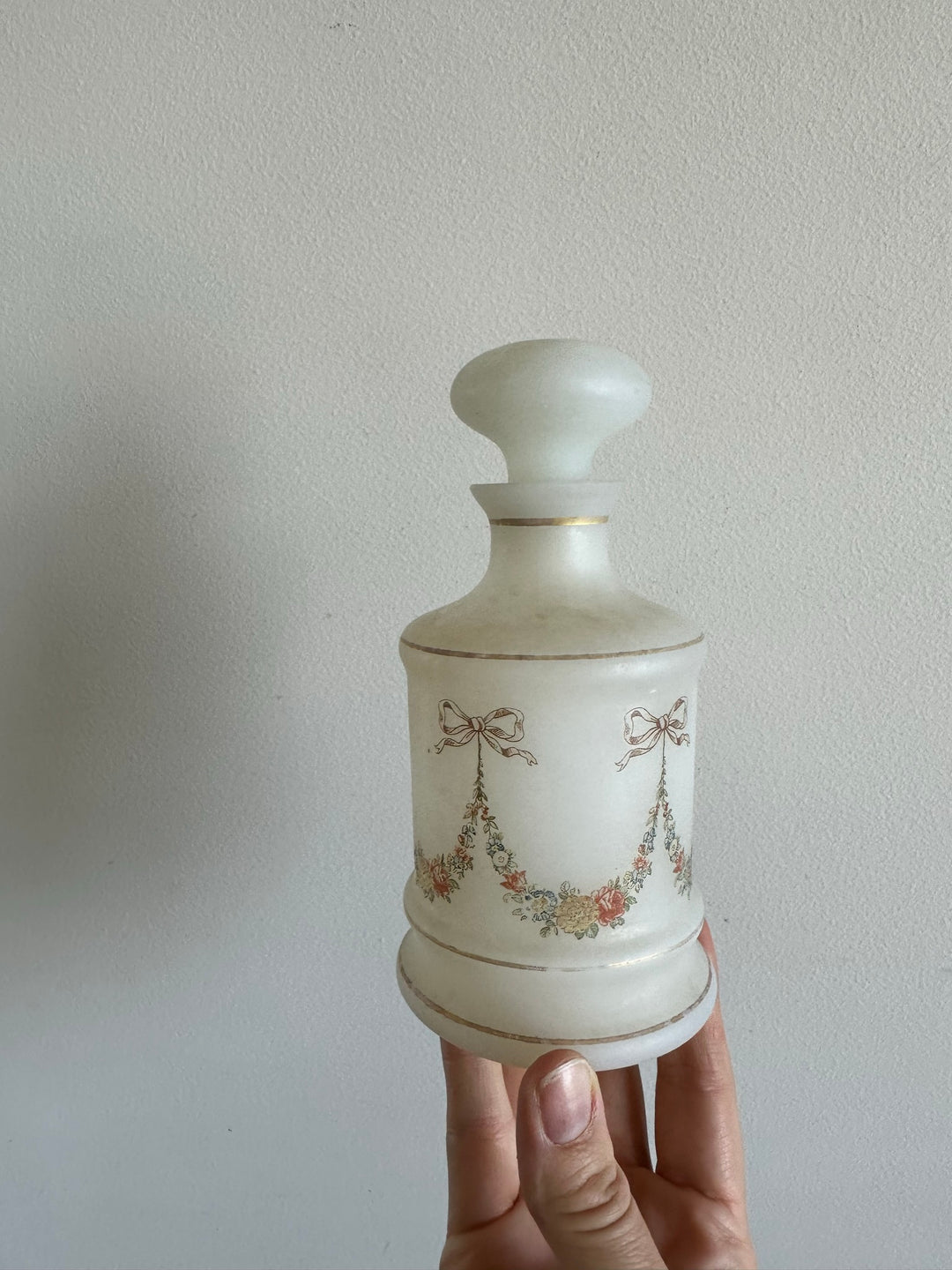 Flacons de salle de bain en opaline blanche années 1950.