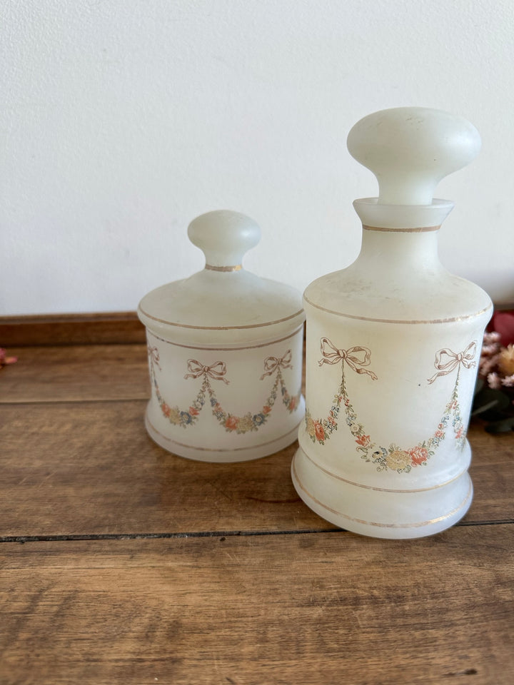 Flacons de salle de bain en opaline blanche années 1950.