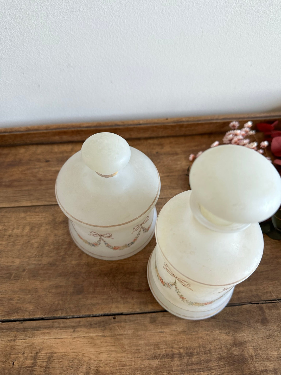 Flacons de salle de bain en opaline blanche années 1950.