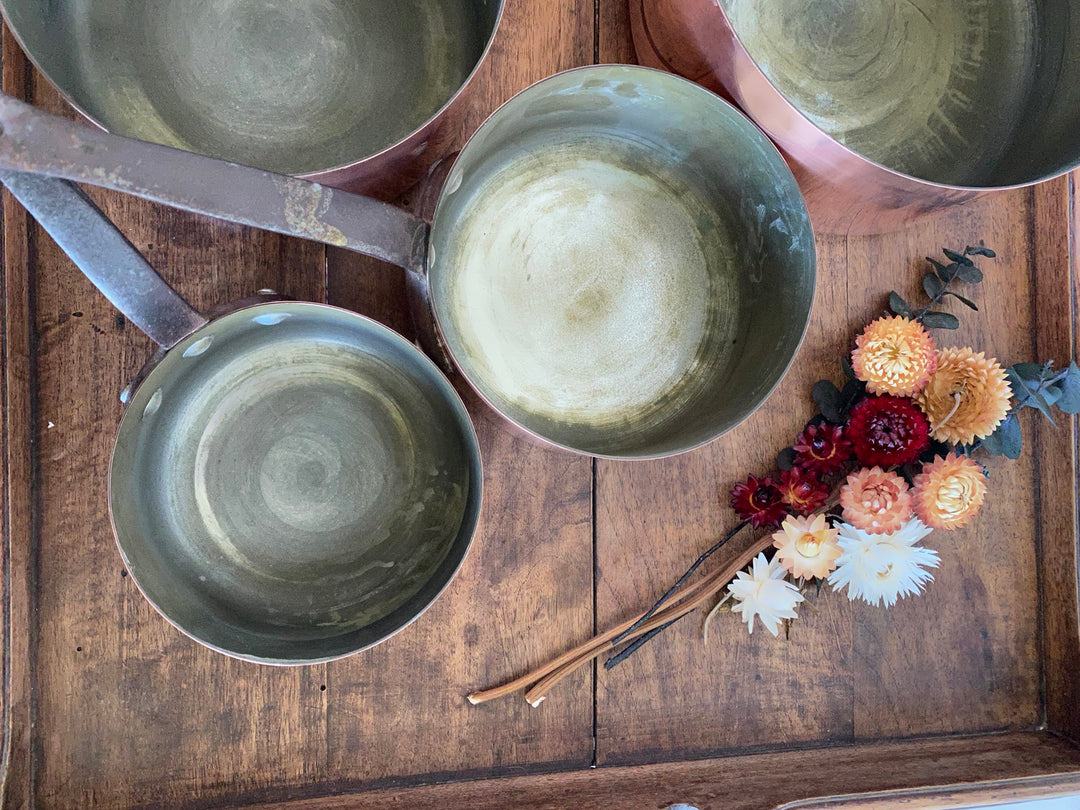 Casseroles en cuivre vintage