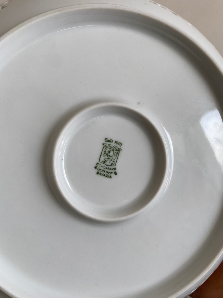 Plats de service en porcelaine blanche ajourée