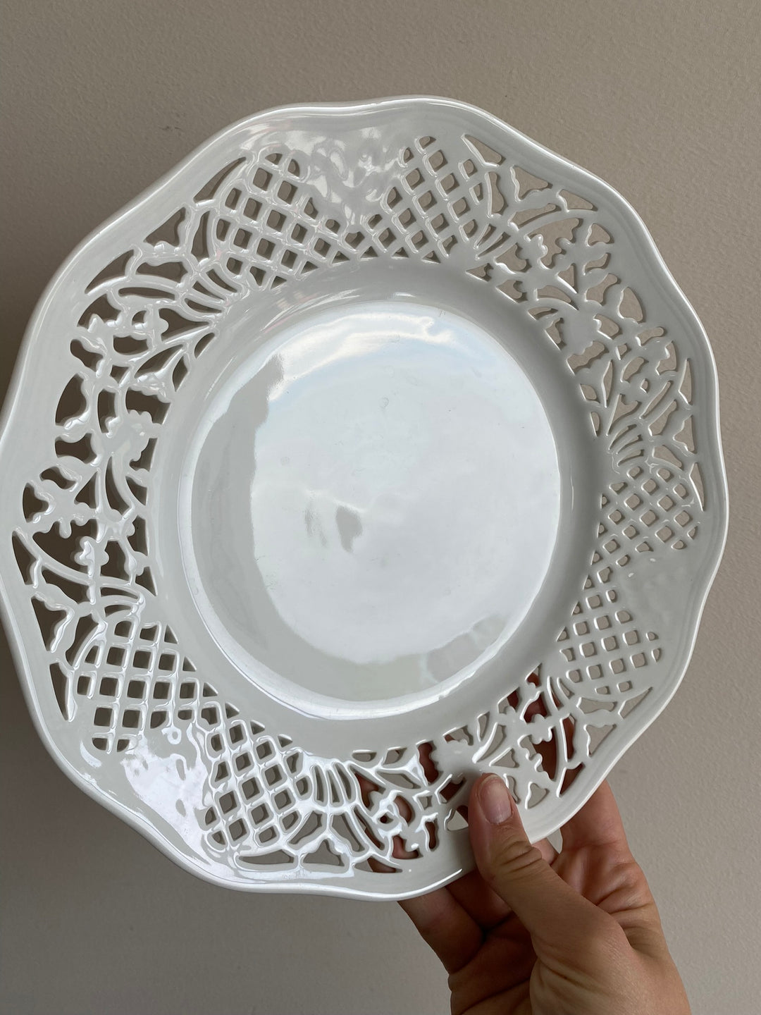 Plats de service en porcelaine blanche ajourée