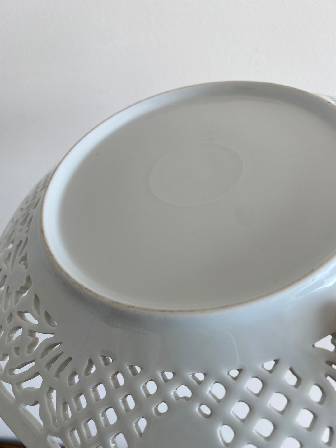 Plats de service en porcelaine blanche ajourée