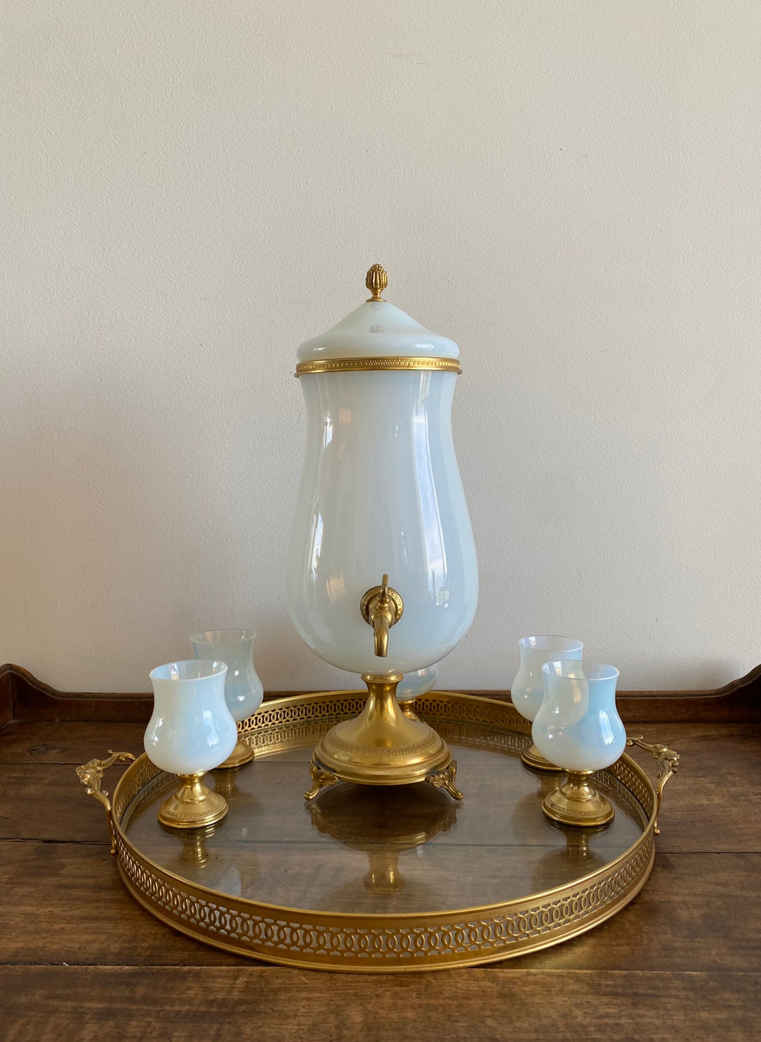 Fontaine en opaline blanche et armature dorée avec plateau et 5 petits verres