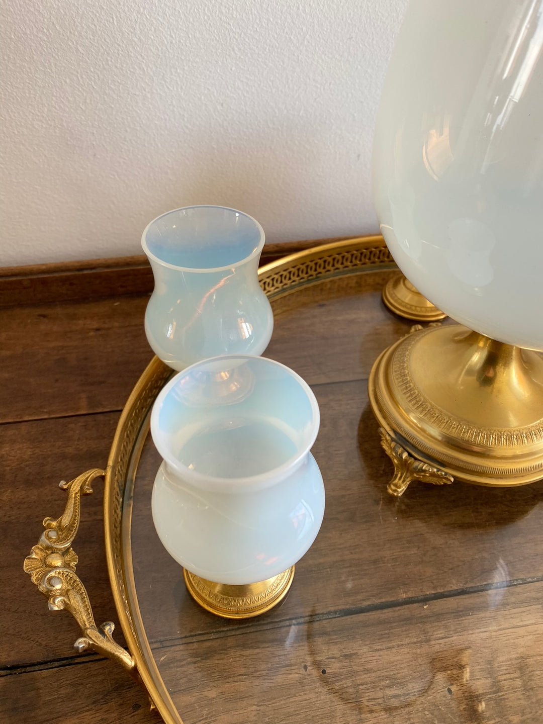 Fontaine en opaline blanche et armature dorée avec plateau et 5 petits verres