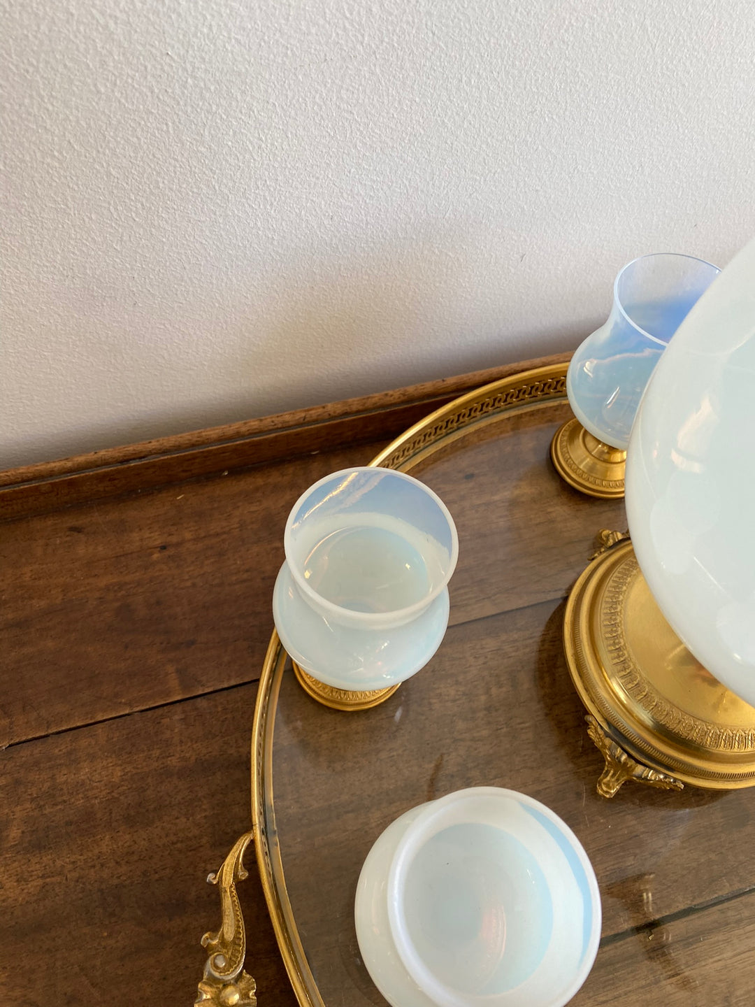 Fontaine en opaline blanche et armature dorée avec plateau et 5 petits verres