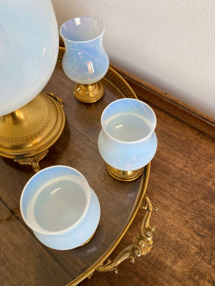 Fontaine en opaline blanche et armature dorée avec plateau et 5 petits verres