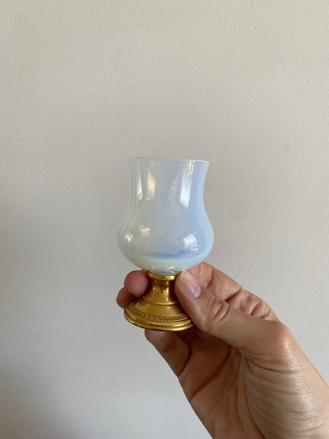 Fontaine en opaline blanche et armature dorée avec plateau et 5 petits verres