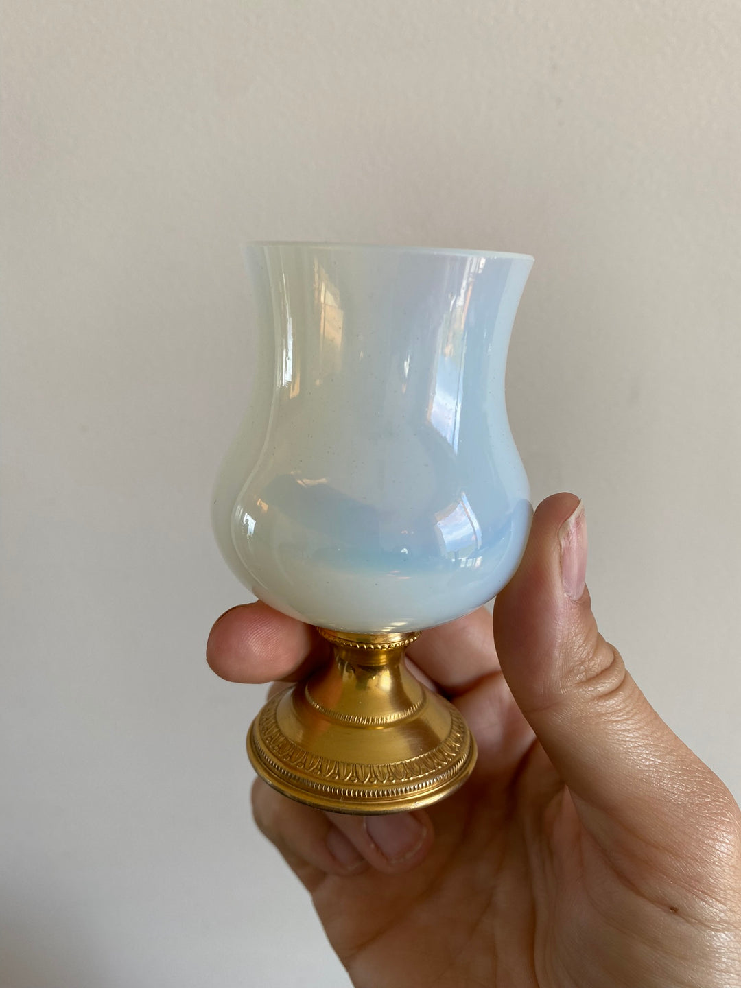 Fontaine en opaline blanche et armature dorée avec plateau et 5 petits verres