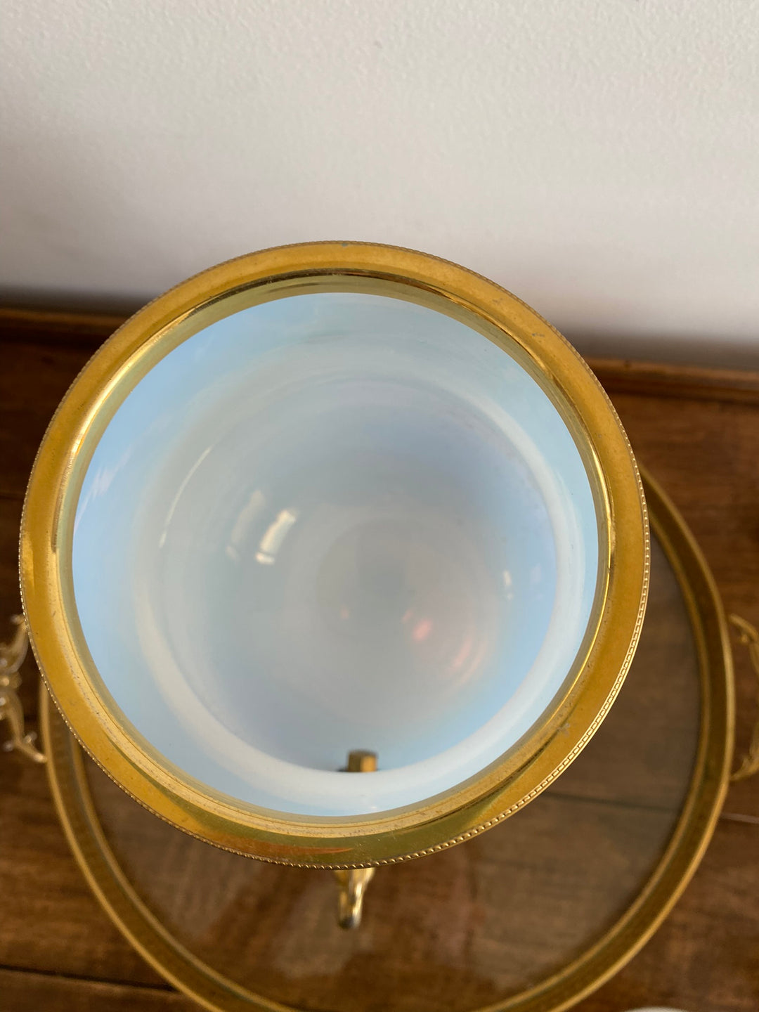 Fontaine en opaline blanche et armature dorée avec plateau et 5 petits verres