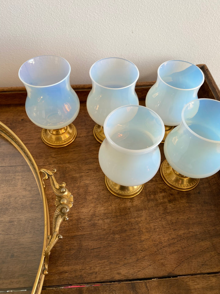 Fontaine en opaline blanche et armature dorée avec plateau et 5 petits verres