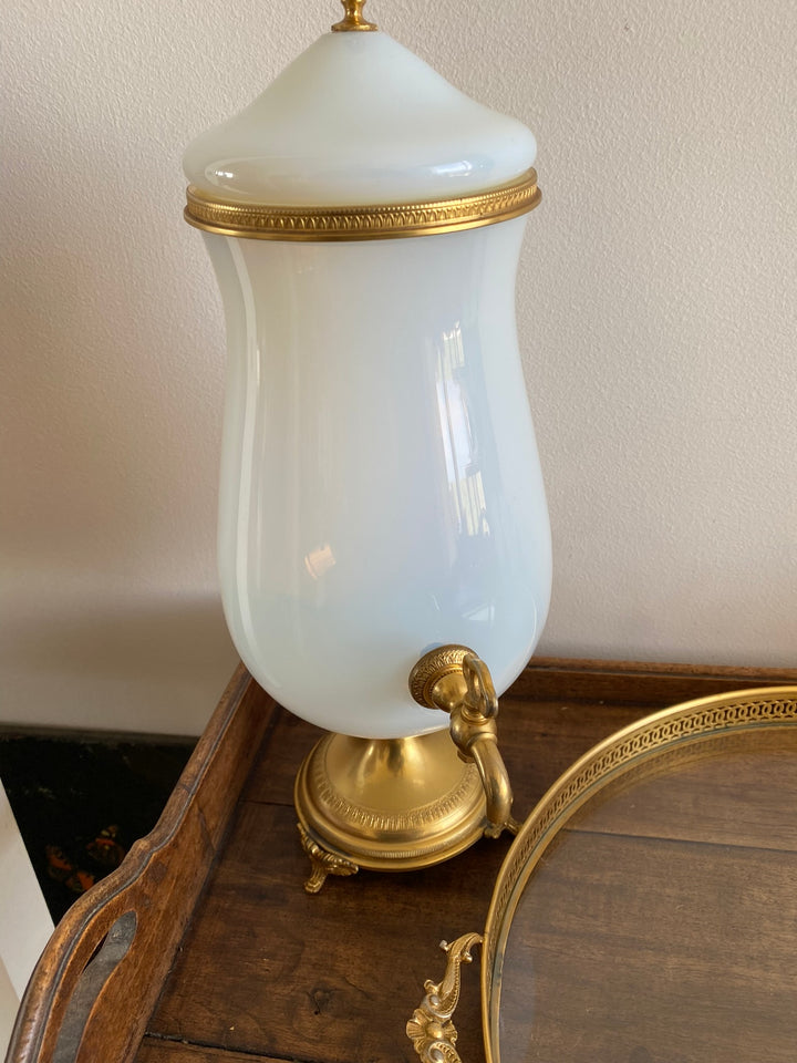 Fontaine en opaline blanche et armature dorée avec plateau et 5 petits verres