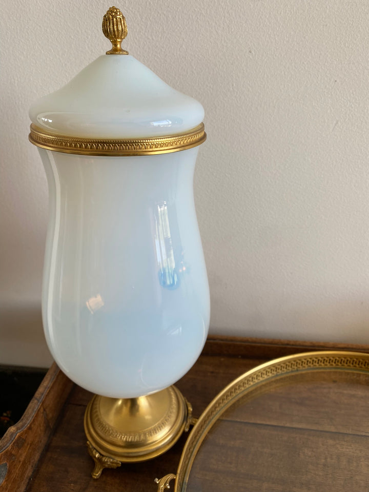 Fontaine en opaline blanche et armature dorée avec plateau et 5 petits verres