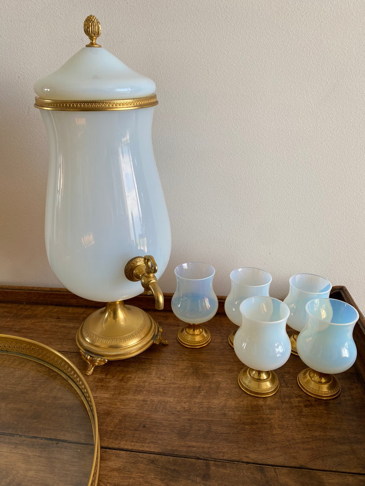 Fontaine en opaline blanche et armature dorée avec plateau et 5 petits verres