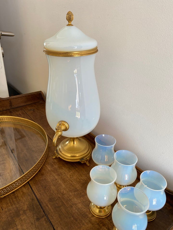 Fontaine en opaline blanche et armature dorée avec plateau et 5 petits verres