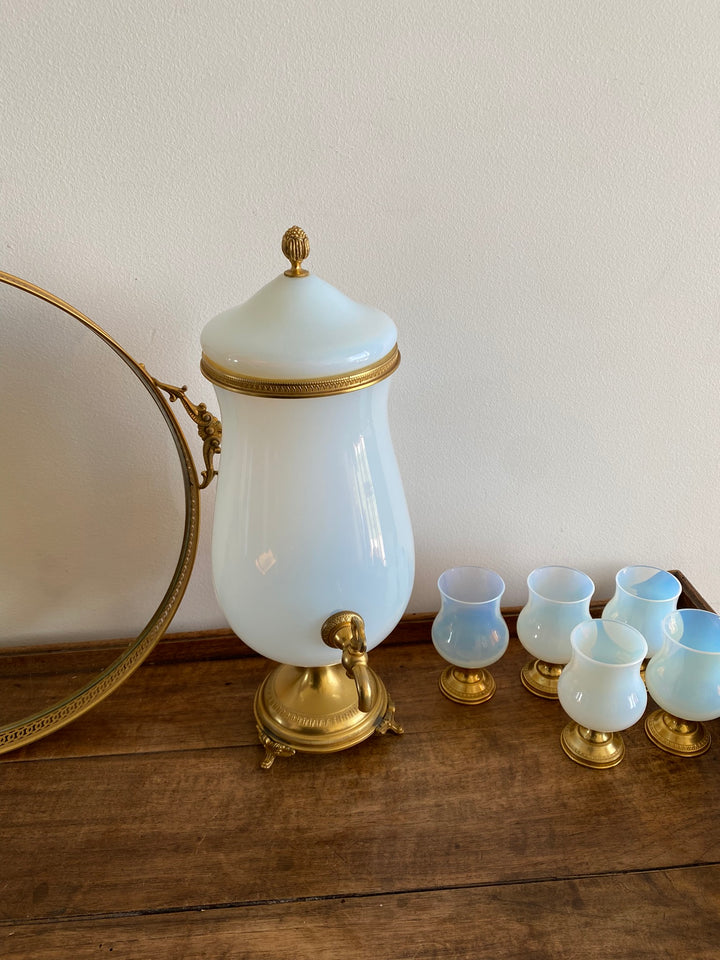 Fontaine en opaline blanche et armature dorée avec plateau et 5 petits verres