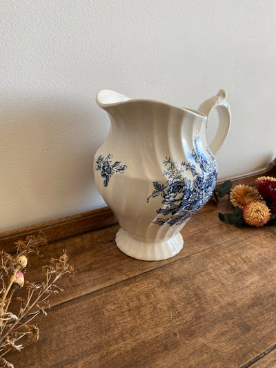 Pichet en porcelaine anglaise blanche motifs panier de fleurs bleues Bountiful