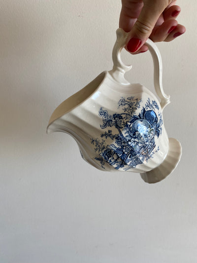 Pichet en porcelaine anglaise blanche motifs panier de fleurs bleues Bountiful