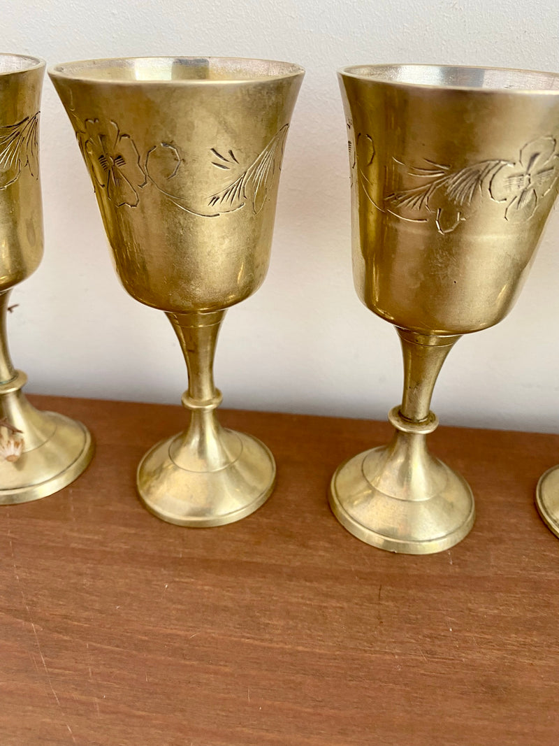 Petits verres à liqueur dorés