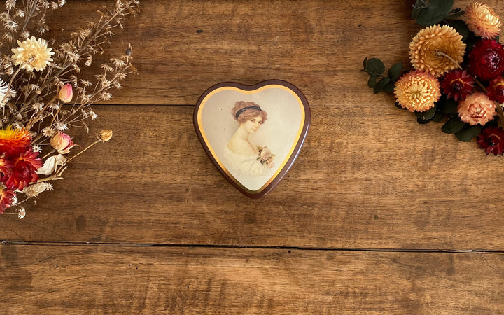 Boite en métal en forme de coeur portrait de jeune fille