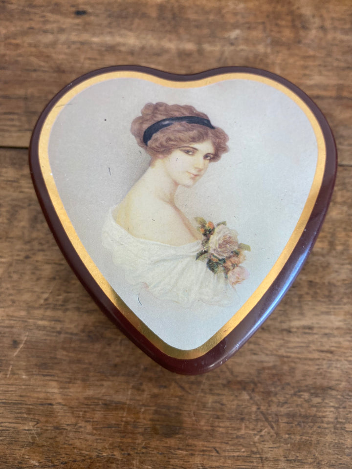 Boite en métal en forme de coeur portrait de jeune fille