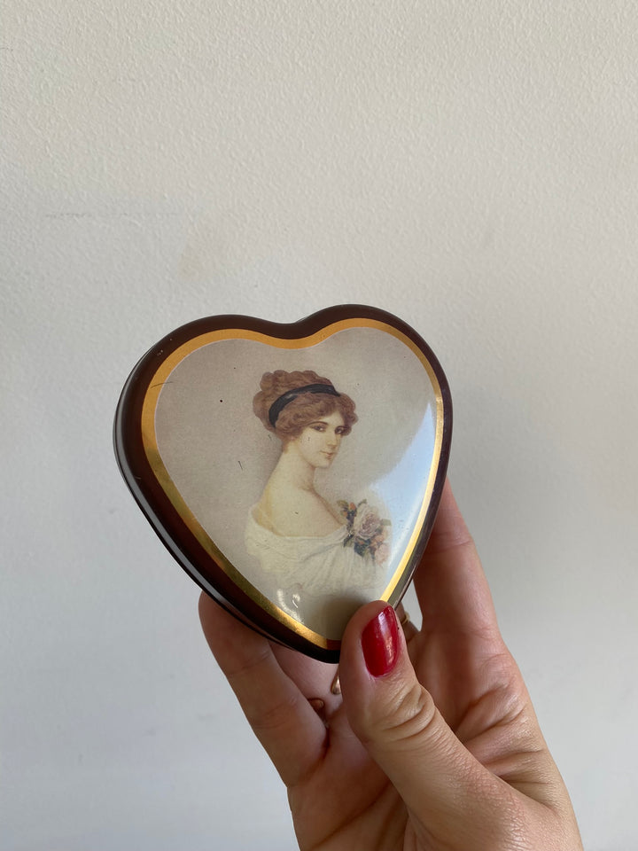Boite en métal en forme de coeur portrait de jeune fille